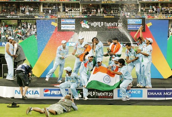 पहला टी20 वर्ल्ड कप जीतने के बाद सेलिब्रेट करते हुए भारतीय टीम