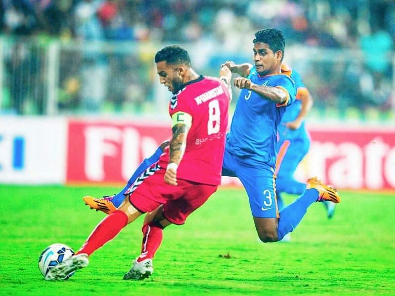 Augustin Fernandes (R) in action during the 2015 SAFF Cup final against Afghanistan