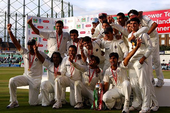 1-0 से टेस्ट सीरीज जीतने के बाद ट्रॉफी के साथ भारतीय टीम