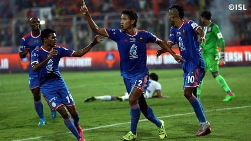 Thongkhosiem Haokip in action for FC Goa in the second season of ISL (Picture copyright ISL)