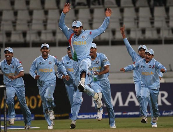 पाकिस्तान को लीग स्टेज में बॉल आउट से हराने के बाद जश्न मनाती भारतीय टीम