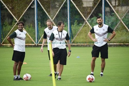 Paulius Ragauskas and Tomasz Tchorz with Kibu Vicuna at Mohun Bagan (Image : Mohun Bagan)