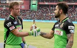Hindi Cricket News - विराट कोहली और एबी डीविलियर्स ने यादगार मैच की चीजें नीलाम करने का फैसला लिया
