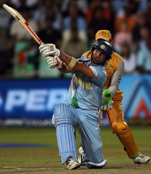 70 रनों की पारी के दौरान बड़ा शॉट खेलते हुए युवराज सिंह