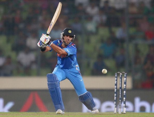 युवराज सिंह 60 रनों की पारी के दौरान शॉट खेलते हुए