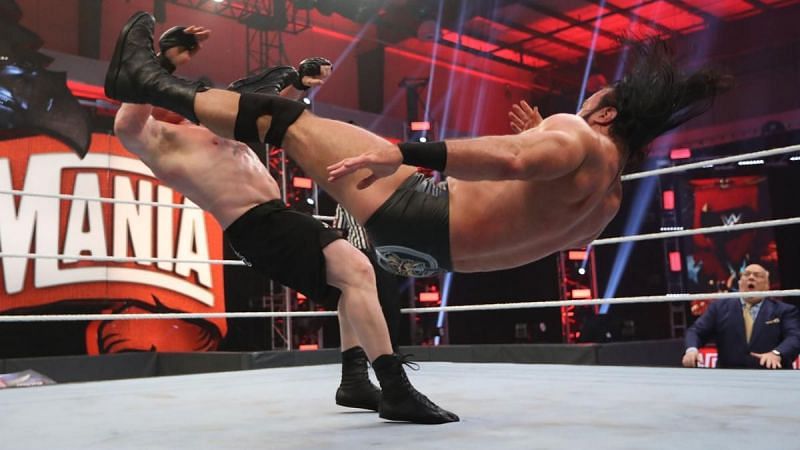 मैच के दौरान ब्रॉक लैसनर को जबरदस्त क्लेमोर किक मारते हुए ड्रू मैकइंटायर