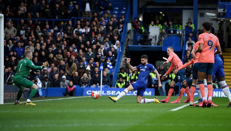 Giroud scoring a goal against Everton in a recent Premier League game