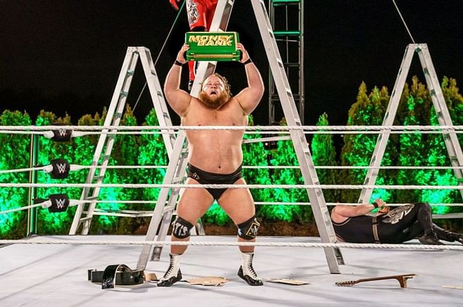 5 Signs that suggest Otis will cash in Money in the Bank briefcase for SmackDown Tag Team Championships