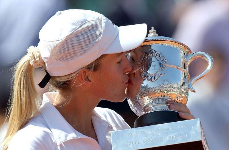 Justine Henin kissing the French Open trophy in 2003