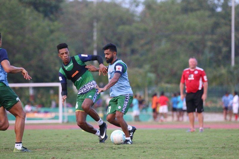 Karan Amin (right) in action during Jamshedpur FC&#039;s training session in the 2017-1