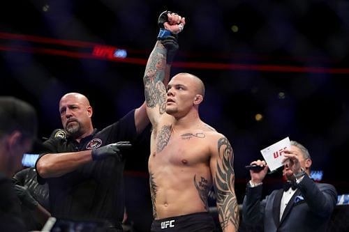 Anthony Smith will face Glover Teixeira on May 13