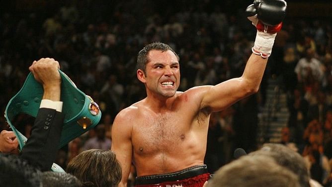 Oscar De La Hoya claims he will KO Conor McGregor within two rounds; Irishman responds
