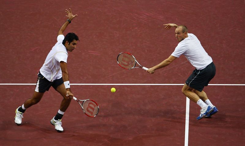 Aisam-ul-Haq Qureshi (L) during one of his doubles matches against Roger Federer