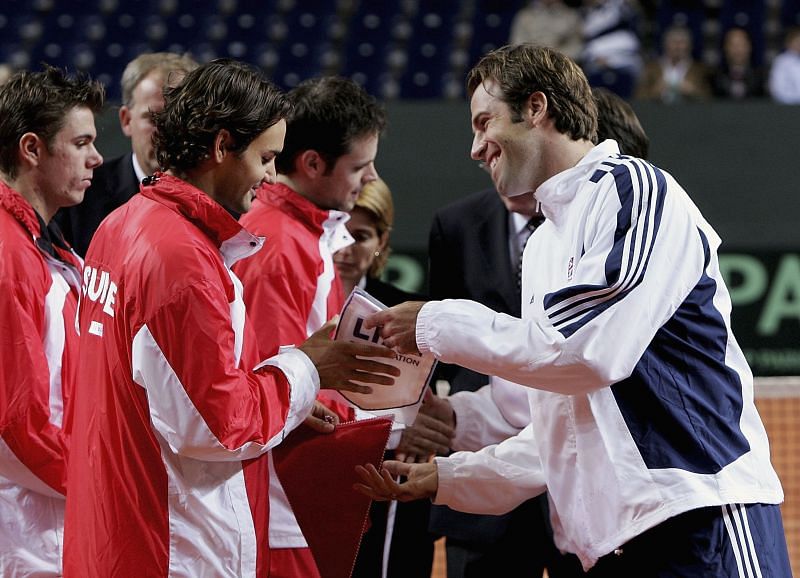 Roger Federer (L) and Greg Rusedski