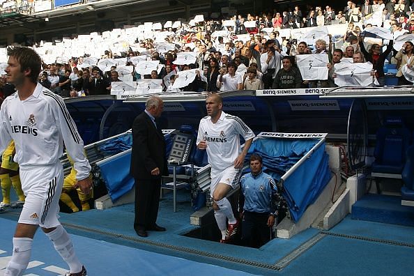 Zidane walking onto the pitch with &#039;Zidane 5&#039; tributes going all around the stadium