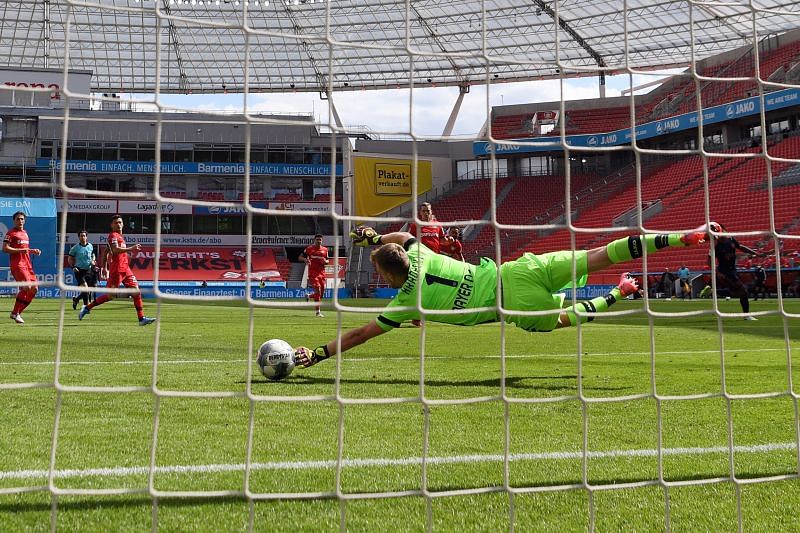 Hradecky could have had a stronger hand on Goretzka&#039;s shot