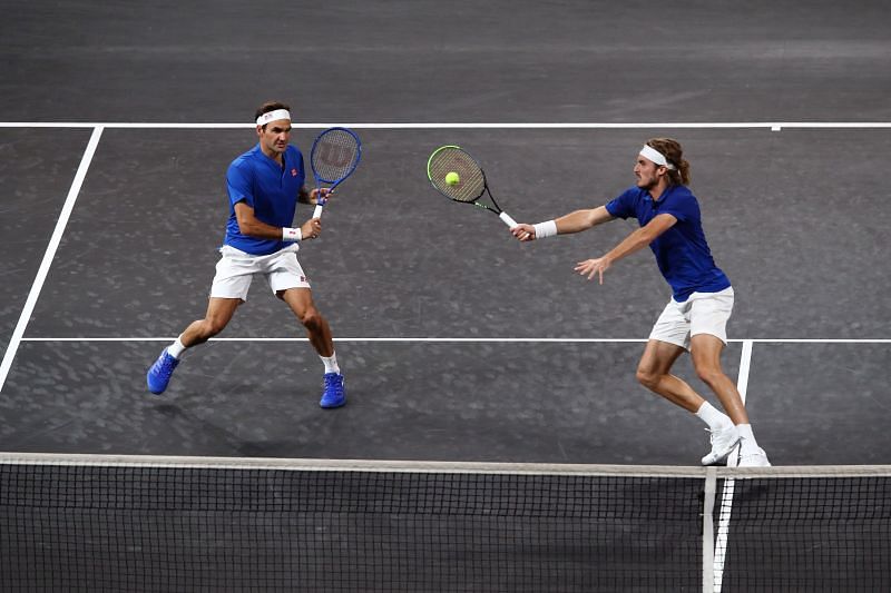 Roger Federer (L) and Stefanos Tsitsipas