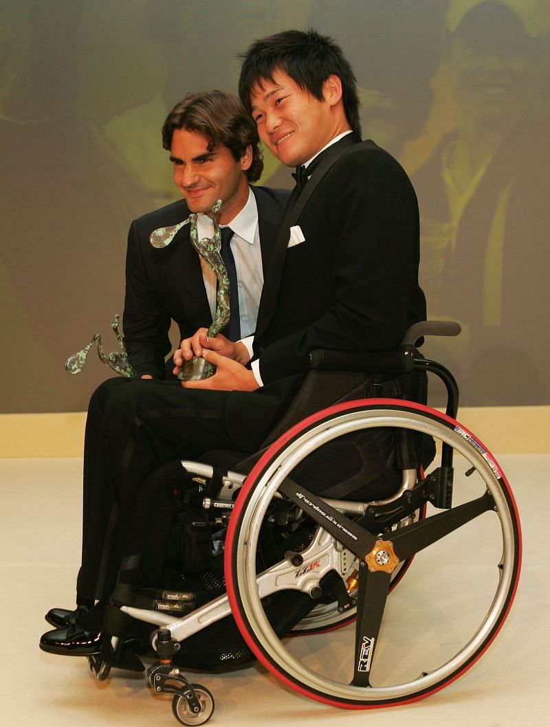 Roger Federer (L) and Shingo Kunieda