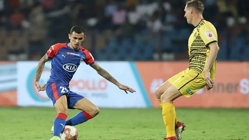 Nili Perdomo (L) in action against Hyderabad FC in an ISL match in 2020