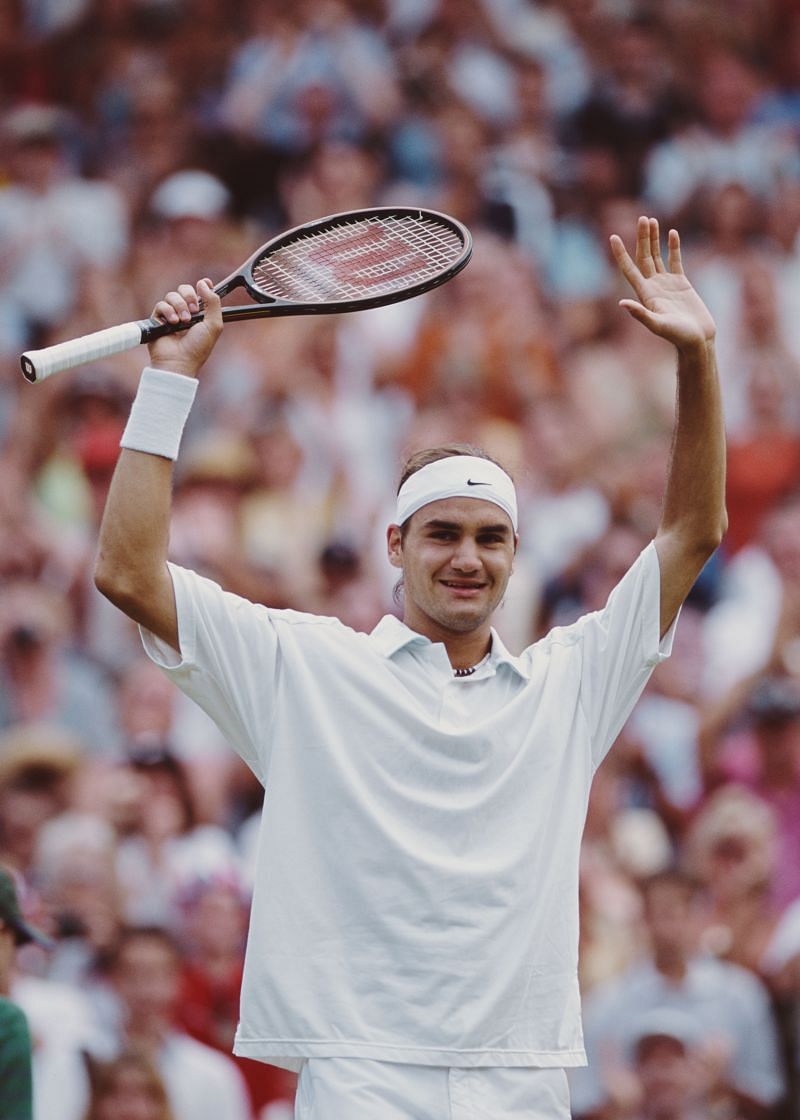 Roger Federer with the Pro Staff 85 6.0 at the 2001 Wimbledon Championships