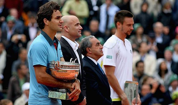 Roger Federer cradling the Roland Garros trophy in 2009