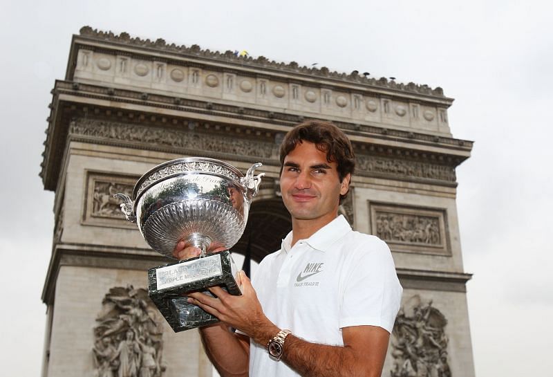 Roger Federer with The Musketeers&#039; Trophy in 2009