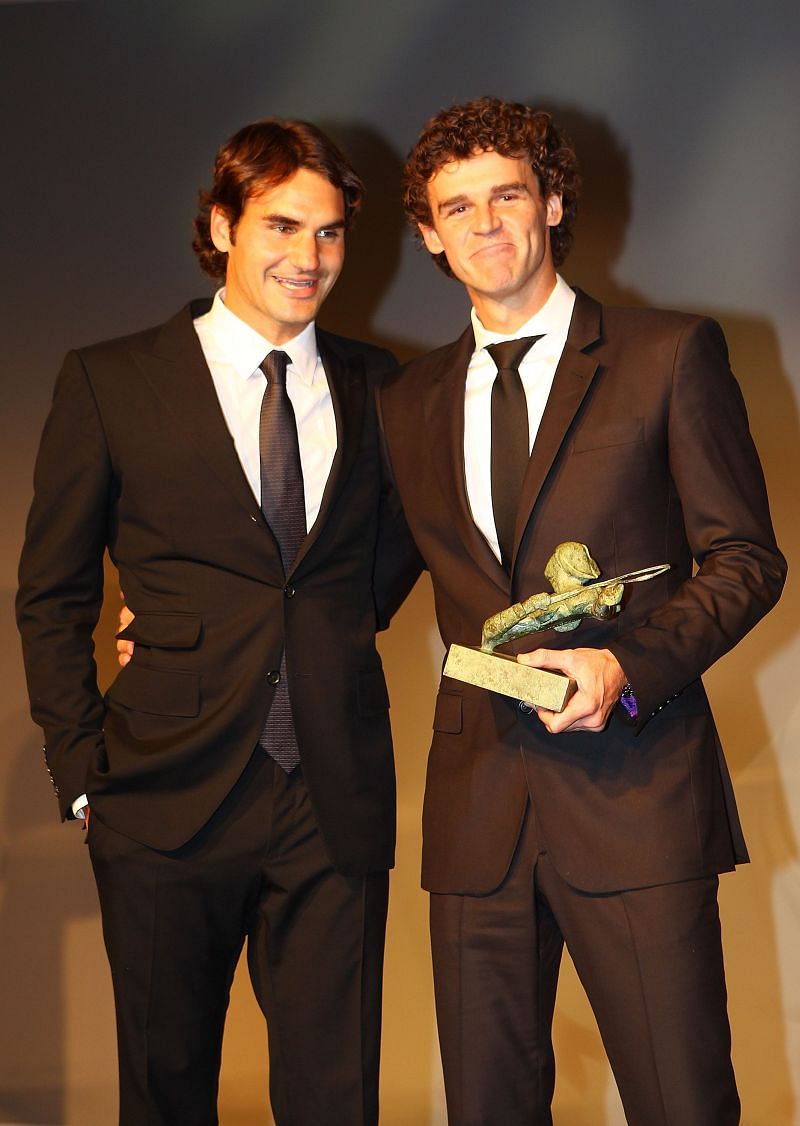 Roger Federer (L) and Gustavo Kuerten (R)