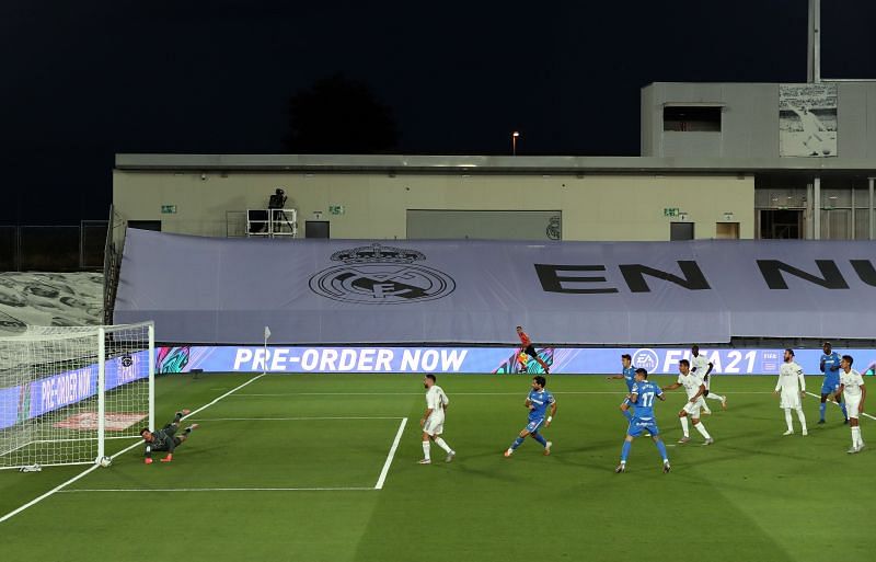 Sergio Ramos converts a penalty kick to win the game for Real Madrid