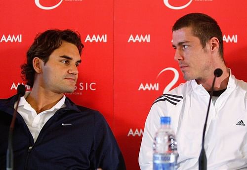 Roger Federer (L) and Marat Safin