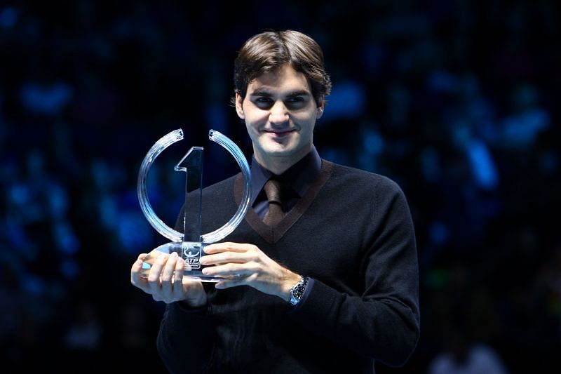 Roger Federer with the memento for finishing World No. 1 in 2009