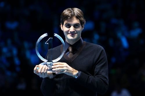 Roger Federer with the memento for finishing World No. 1 in 2009