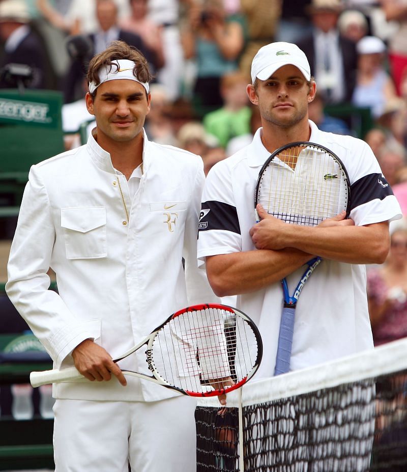 Roger Federer (L) and Andy Roddick at Wimbledon 2009