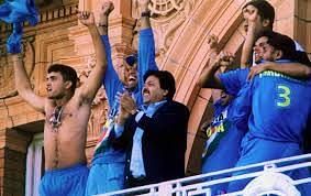 Sourav Ganguly waving his jersey in the Lord&#039;s balcony