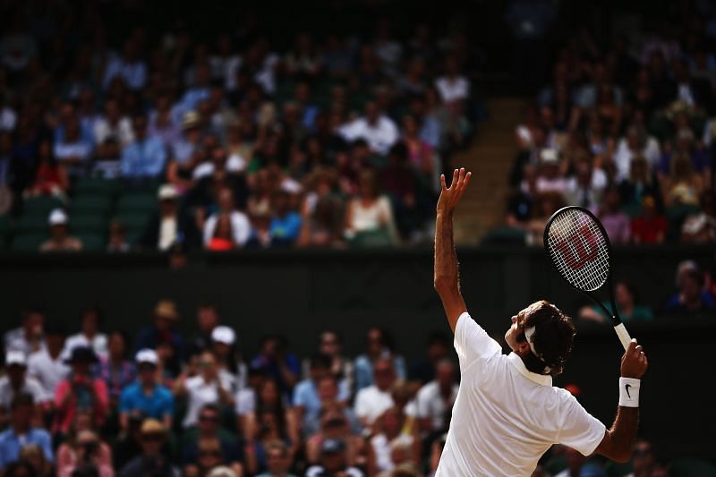 Roger Federer serving at Wimbledon 2104