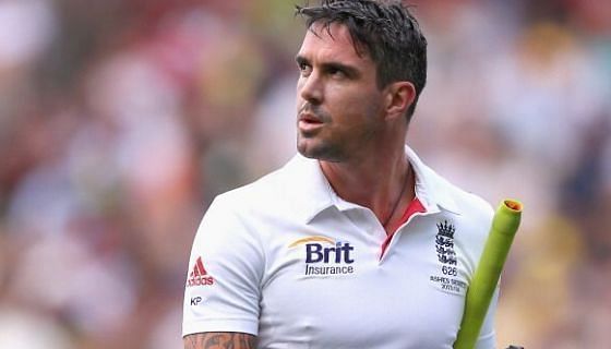 केविन पीटरसन को दोनों भारतीयों ने आउट किया है 