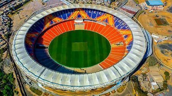 मोटेरा स्टेडियम को हाल ही में पूरी तरह से नया बनाया गया है। ऐसे में इस समय वर्ल्ड का शबे बड़ा स्टेडियम यही है। एक लाख से ज्यादा दर्शको इसमें बैठ सकते हैं।