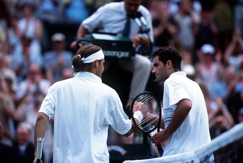 Roger Federer (L) and Pete Sampras at Wimbledon 2001