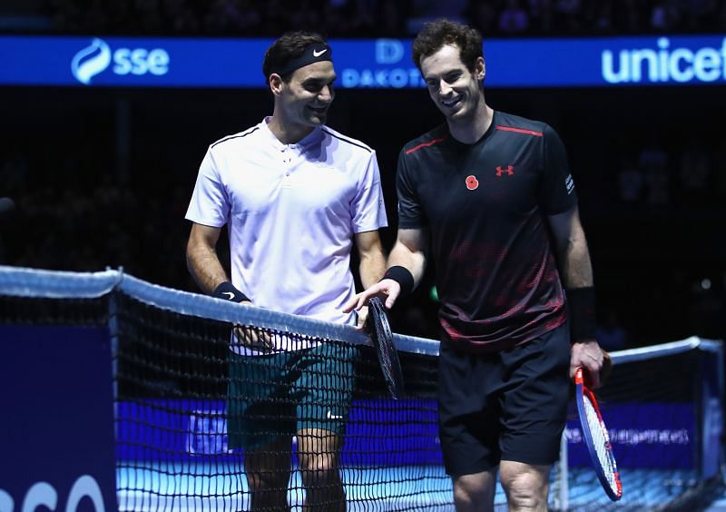 Roger Federer (L) et Andy Murray