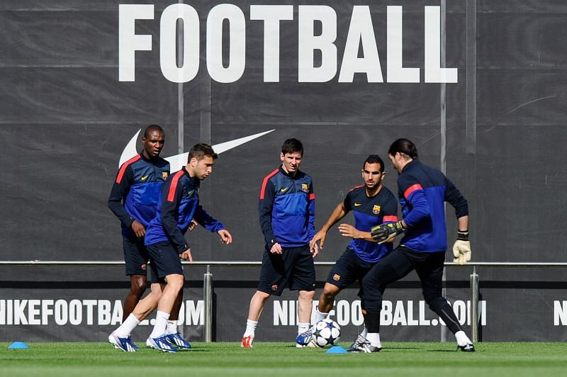 Barcelona players using the Rondo exercise in training.