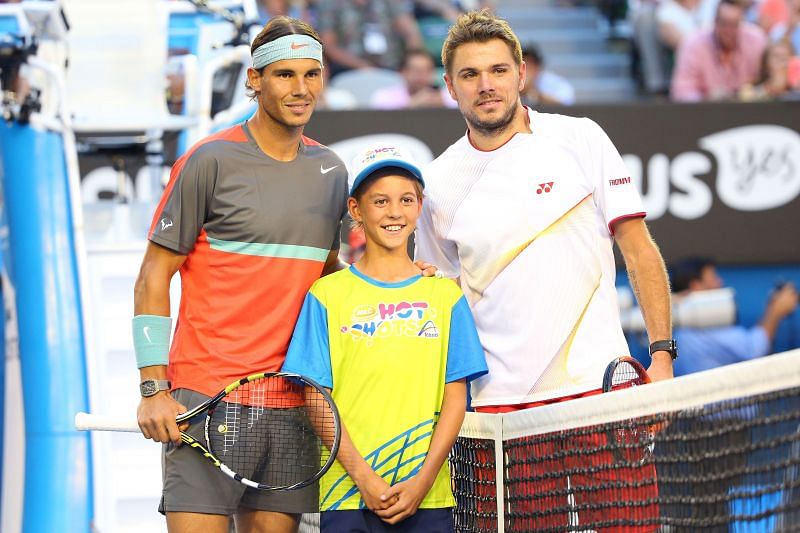 Rafael Nadal (L) and Stan Wawrinka pose at the net ahead of the 2014 AO final