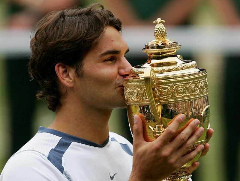 Roger Federer kisses the 2005 Wimbledon trophy