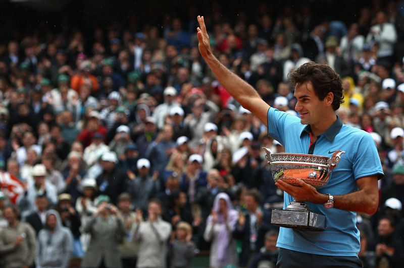 Roger Federer with his 2009 French Open title