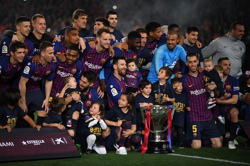 FC Barcelona players pose with the 2018-19 La Liga title