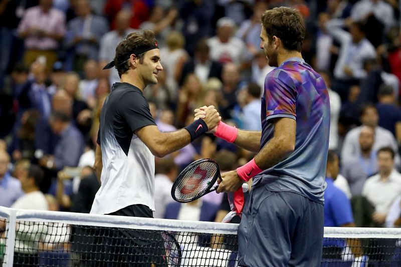 Roger Federer (L) and Juan Martin del Potro