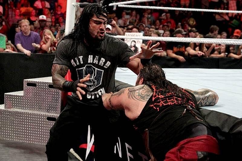 पूर्व WWE सुपरस्टार ब्रे वायट के ऊपर अटैक करते हुए रोमन रेंस