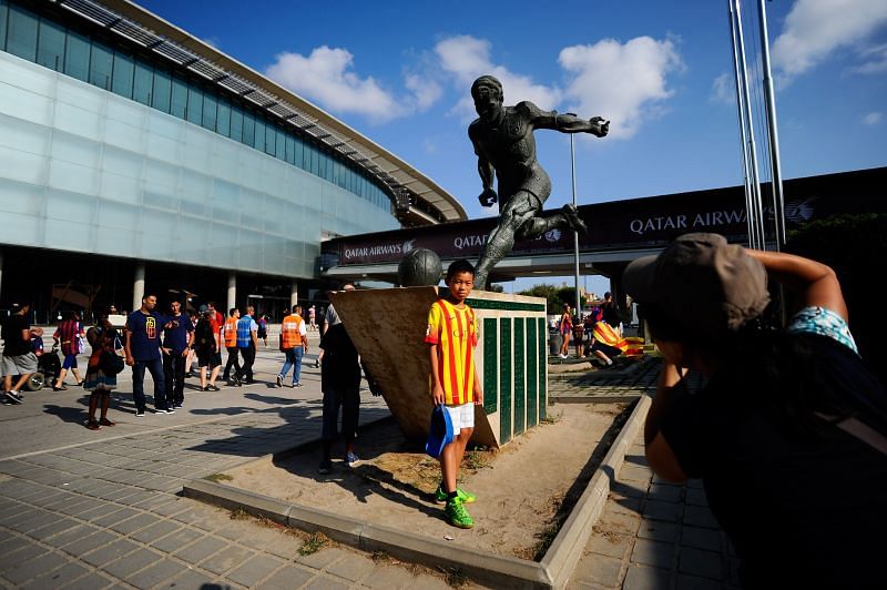 Barcelona fans pose alongside Ladislav Kubala&#039;s statue outside the Camp Nou