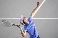 Jannik Sinner serves at the Bett1 Aces Open