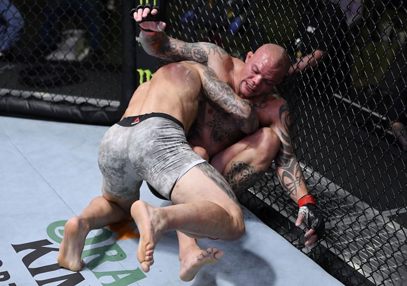 Anthony Smith finds himself in a perilious situation after his loss against Aleksandar Rakic.
