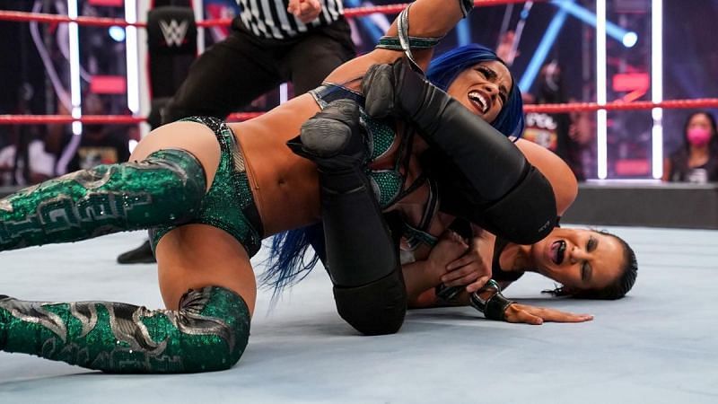 Shayna Baszler vs Sasha Banks on WWE RAW
