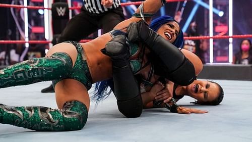 Shayna Baszler vs Sasha Banks on WWE RAW